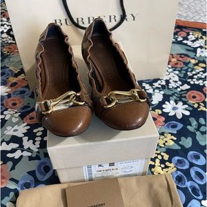 Authentic Burberry Balletina  almost new comes everything in the picture.